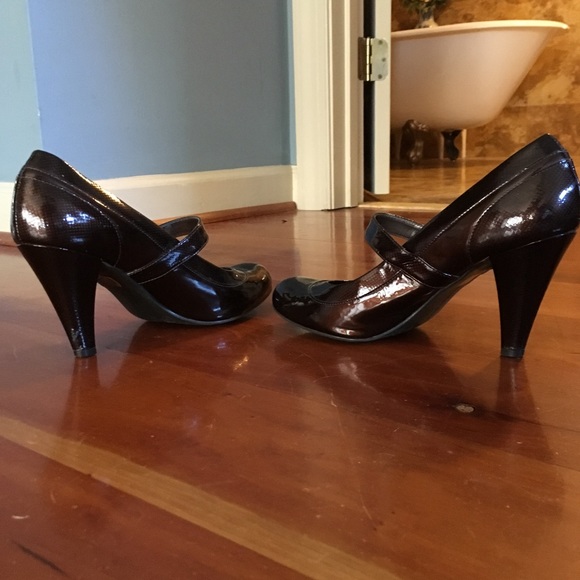 Brown round toe pumps. - Picture 2 of 3